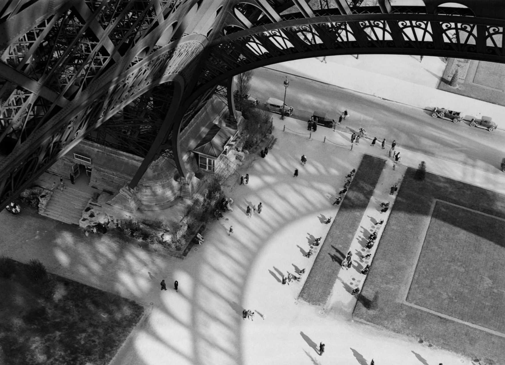 André Kertész – L'ombre de la Tour Eiffel, Paris, 1929