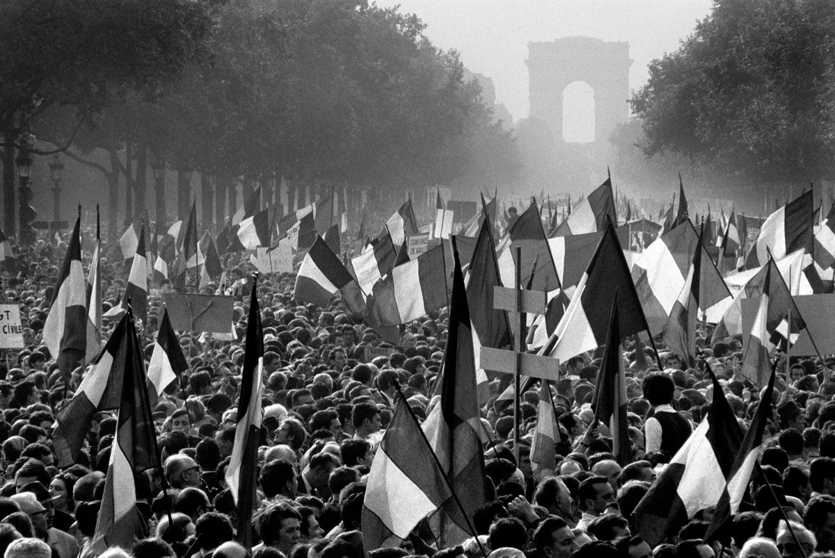 Bruno Barbey - 300 000 partisans de De Gaulle défilent sur les Champs-Élysées. 30e arrondissementd de Paris. Mai 1968.